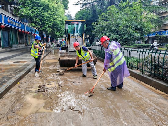 丹江口市住建局发挥行业优势开展抗洪抢险